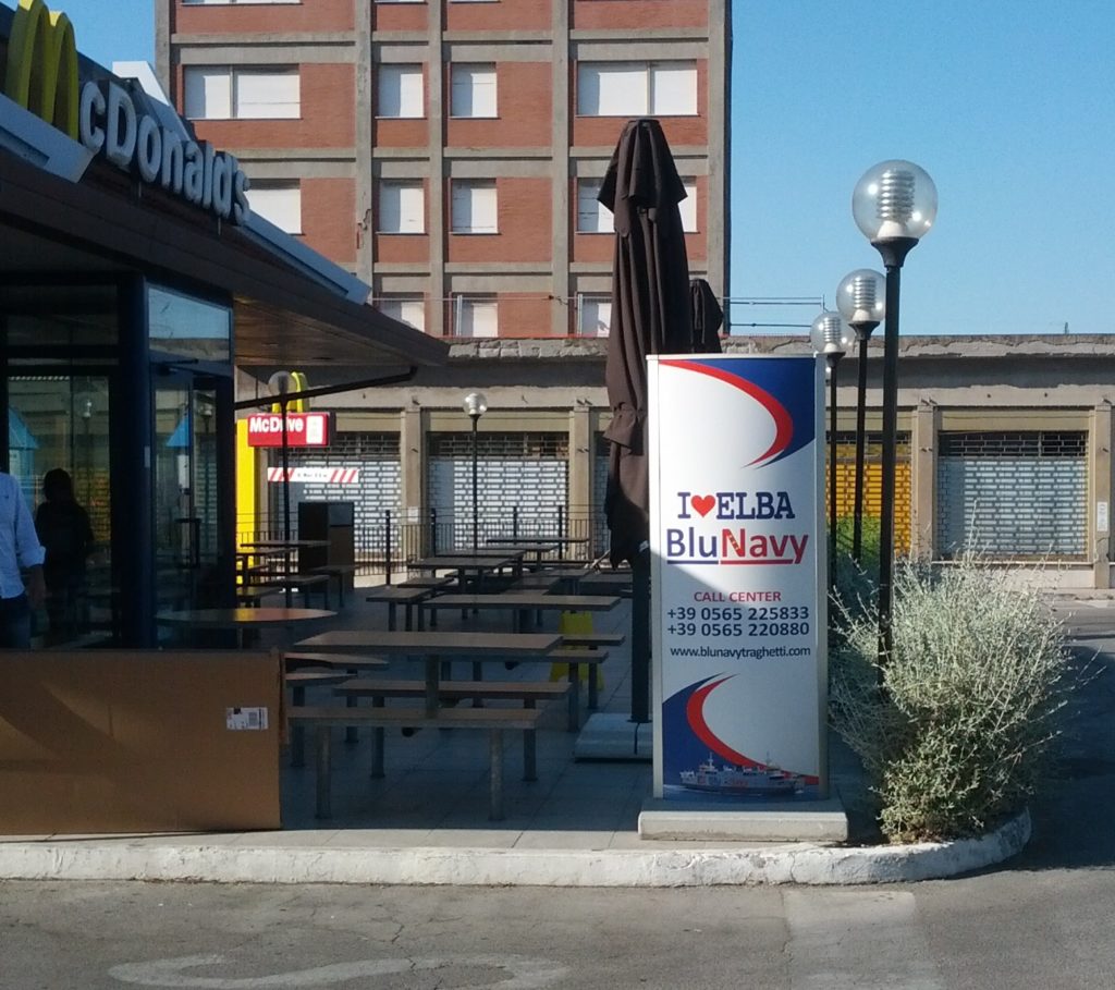 Comunicazione Esterna Permanente – Cliente Blu Navy – Totem Pubblicitario Mcdonald’s Piombino